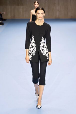 8/63 | Carolina Herrera Spring 2025 | Photo: NOWFASHION.com Carolina Herrera Spring 2025 | Photo: NOWFASHION.com