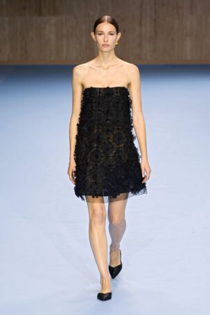 9/63 | Carolina Herrera Spring 2025 | Photo: NOWFASHION.com Carolina Herrera Spring 2025 | Photo: NOWFASHION.com
