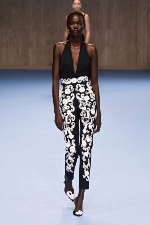 10/63 | Carolina Herrera Spring 2025 | Photo: NOWFASHION.com Carolina Herrera Spring 2025 | Photo: NOWFASHION.com