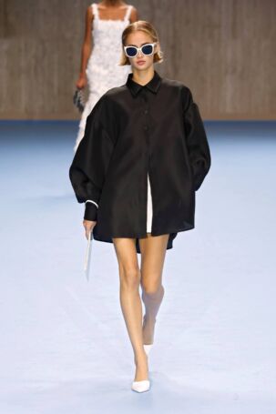 12/63 | Carolina Herrera Spring 2025 | Photo: NOWFASHION.com Carolina Herrera Spring 2025 | Photo: NOWFASHION.com