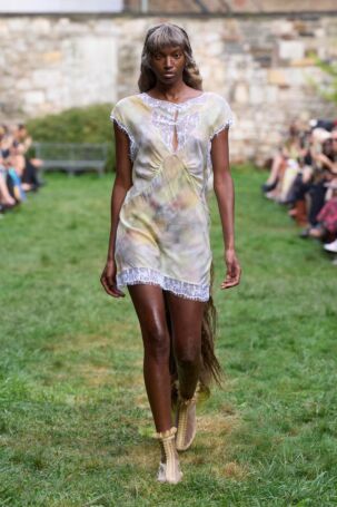 1/37 | Collina Strada Spring 2025 | Photo: Stefania Danese on behalf of GORUNWAY | Courtesy of Collina Strada Collina Strada Spring 2025 | Photo: Stefania Danese on behalf of GORUNWAY | Courtesy of Collina Strada
