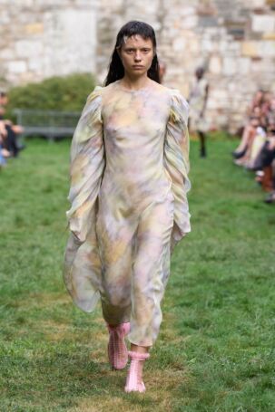 2/37 | Collina Strada Spring 2025 | Photo: Stefania Danese on behalf of GORUNWAY | Courtesy of Collina Strada Collina Strada Spring 2025 | Photo: Stefania Danese on behalf of GORUNWAY | Courtesy of Collina Strada