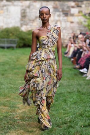 3/37 | Collina Strada Spring 2025 | Photo: Stefania Danese on behalf of GORUNWAY | Courtesy of Collina Strada Collina Strada Spring 2025 | Photo: Stefania Danese on behalf of GORUNWAY | Courtesy of Collina Strada