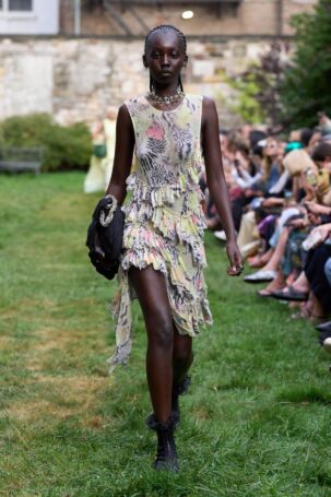 4/37 | Collina Strada Spring 2025 | Photo: Stefania Danese on behalf of GORUNWAY | Courtesy of Collina Strada Collina Strada Spring 2025 | Photo: Stefania Danese on behalf of GORUNWAY | Courtesy of Collina Strada