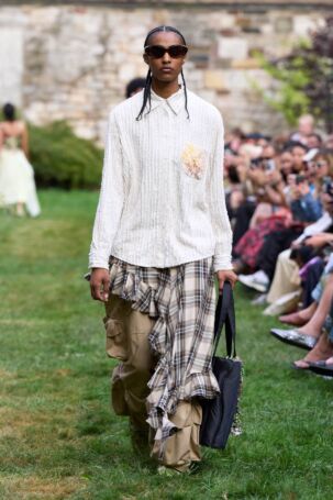 10/37 | Collina Strada Spring 2025 | Photo: Stefania Danese on behalf of GORUNWAY | Courtesy of Collina Strada Collina Strada Spring 2025 | Photo: Stefania Danese on behalf of GORUNWAY | Courtesy of Collina Strada