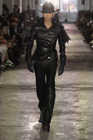 1/24 | Elena Velez Spring 2025 | Photo: NOWFASHION.com Elena Velez Spring 2025 | Photo: NOWFASHION.com