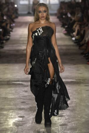 2/24 | Elena Velez Spring 2025 | Photo: NOWFASHION.com Elena Velez Spring 2025 | Photo: NOWFASHION.com