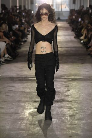 3/24 | Elena Velez Spring 2025 | Photo: NOWFASHION.com Elena Velez Spring 2025 | Photo: NOWFASHION.com