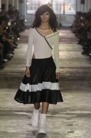 7/24 | Elena Velez Spring 2025 | Photo: NOWFASHION.com Elena Velez Spring 2025 | Photo: NOWFASHION.com