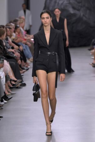 2/67 | Michael Kors Collection Spring 2025 | Photo: NOWFASHION.com Michael Kors Collection Spring 2025 | Photo: NOWFASHION.com