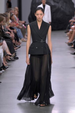 3/67 | Michael Kors Collection Spring 2025 | Photo: NOWFASHION.com Michael Kors Collection Spring 2025 | Photo: NOWFASHION.com