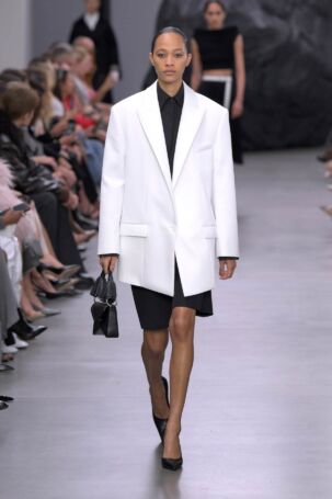 4/67 | Michael Kors Collection Spring 2025 | Photo: NOWFASHION.com Michael Kors Collection Spring 2025 | Photo: NOWFASHION.com