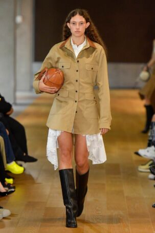2/35 | MONSE Spring 2025 | Photo: NOWFASHION.com MONSE Spring 2025 | Photo: NOWFASHION.com