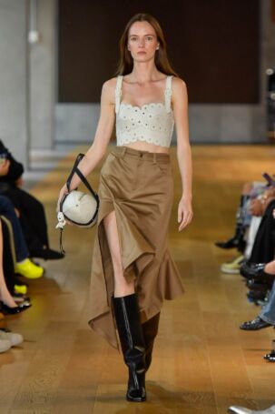 3/35 | MONSE Spring 2025 | Photo: NOWFASHION.com MONSE Spring 2025 | Photo: NOWFASHION.com