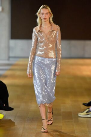 7/35 | MONSE Spring 2025 | Photo: NOWFASHION.com MONSE Spring 2025 | Photo: NOWFASHION.com