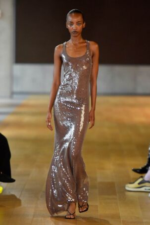 8/35 | MONSE Spring 2025 | Photo: NOWFASHION.com MONSE Spring 2025 | Photo: NOWFASHION.com