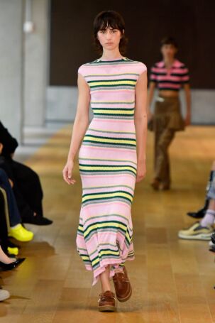 10/35 | MONSE Spring 2025 | Photo: NOWFASHION.com MONSE Spring 2025 | Photo: NOWFASHION.com