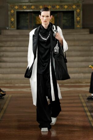 2/47 | Palomo Spain Spring 2025 | Photo: NOWFASHION.com Palomo Spain Spring 2025 | Photo: NOWFASHION.com