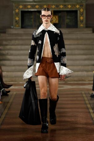 8/47 | Palomo Spain Spring 2025 | Photo: NOWFASHION.com Palomo Spain Spring 2025 | Photo: NOWFASHION.com
