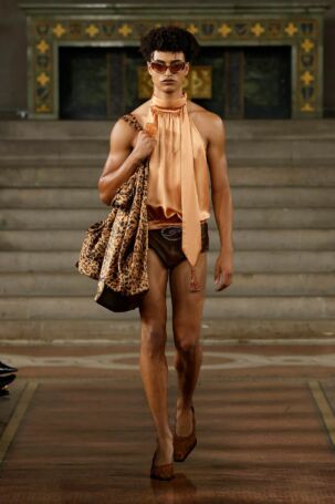 9/47 | Palomo Spain Spring 2025 | Photo: NOWFASHION.com Palomo Spain Spring 2025 | Photo: NOWFASHION.com