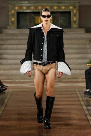 11/47 | Palomo Spain Spring 2025 | Photo: NOWFASHION.com Palomo Spain Spring 2025 | Photo: NOWFASHION.com