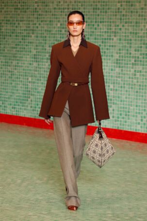 2/39 | Tory Burch Spring 2025 | Photo: NOWFASHION.com Tory Burch Spring 2025 | Photo: NOWFASHION.com
