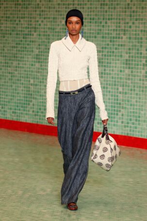 8/39 | Tory Burch Spring 2025 | Photo: NOWFASHION.com Tory Burch Spring 2025 | Photo: NOWFASHION.com