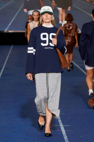 9/37 | Baum und Pferdgarten Spring 2025 | Photo: James Cochrane | Courtesy of Copenhagen Fashion Week Baum und Pferdgarten Spring 2025 | Photo: James Cochrane | Courtesy of Copenhagen Fashion Week