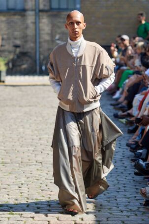 1/25 | Deadwood Spring 2025 | Photo: James Cochrane | Courtesy of Copenhagen Fashion Week Deadwood Spring 2025 | Photo: James Cochrane | Courtesy of Copenhagen Fashion Week