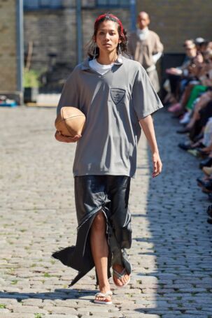 2/25 | Deadwood Spring 2025 | Photo: James Cochrane | Courtesy of Copenhagen Fashion Week Deadwood Spring 2025 | Photo: James Cochrane | Courtesy of Copenhagen Fashion Week