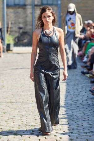 4/25 | Deadwood Spring 2025 | Photo: James Cochrane | Courtesy of Copenhagen Fashion Week Deadwood Spring 2025 | Photo: James Cochrane | Courtesy of Copenhagen Fashion Week