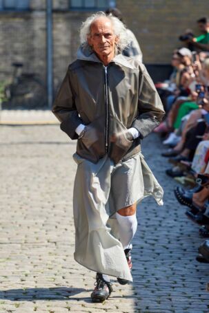 11/25 | Deadwood Spring 2025 | Photo: James Cochrane | Courtesy of Copenhagen Fashion Week Deadwood Spring 2025 | Photo: James Cochrane | Courtesy of Copenhagen Fashion Week