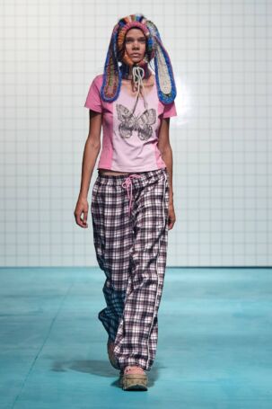 4/34 | (di)vision Spring 2025 | Photo: James Cochrane | Courtesy of Copenhagen Fashion Week (di)vision Spring 2025 | Photo: James Cochrane | Courtesy of Copenhagen Fashion Week