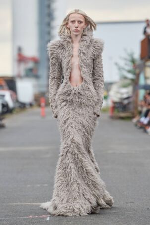 1/22 | Han Kjøbenhavn Spring 2025 | Photo: James Cochrane | Courtesy of Copenhagen Fashion Week Han Kjøbenhavn Spring 2025 | Photo: James Cochrane | Courtesy of Copenhagen Fashion Week