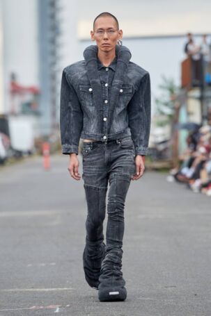 2/22 | Han Kjøbenhavn Spring 2025 | Photo: James Cochrane | Courtesy of Copenhagen Fashion Week Han Kjøbenhavn Spring 2025 | Photo: James Cochrane | Courtesy of Copenhagen Fashion Week