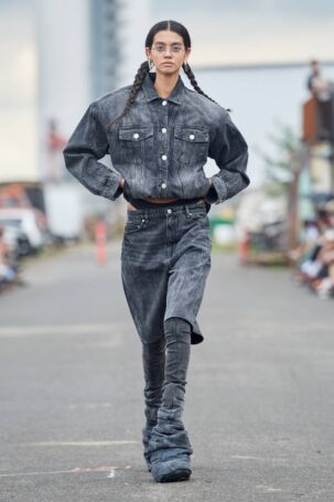 4/22 | Han Kjøbenhavn Spring 2025 | Photo: James Cochrane | Courtesy of Copenhagen Fashion Week Han Kjøbenhavn Spring 2025 | Photo: James Cochrane | Courtesy of Copenhagen Fashion Week