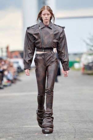 10/22 | Han Kjøbenhavn Spring 2025 | Photo: James Cochrane | Courtesy of Copenhagen Fashion Week Han Kjøbenhavn Spring 2025 | Photo: James Cochrane | Courtesy of Copenhagen Fashion Week