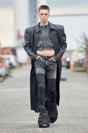 11/22 | Han Kjøbenhavn Spring 2025 | Photo: James Cochrane | Courtesy of Copenhagen Fashion Week Han Kjøbenhavn Spring 2025 | Photo: James Cochrane | Courtesy of Copenhagen Fashion Week