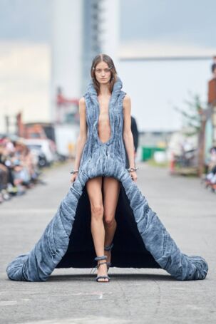 12/22 | Han Kjøbenhavn Spring 2025 | Photo: James Cochrane | Courtesy of Copenhagen Fashion Week Han Kjøbenhavn Spring 2025 | Photo: James Cochrane | Courtesy of Copenhagen Fashion Week