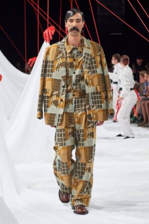 1/30 | Henrik Vibskov Spring 2025 | Photo: James Cochrane | Courtesy of Copenhagen Fashion Week Henrik Vibskov Spring 2025 | Photo: James Cochrane | Courtesy of Copenhagen Fashion Week
