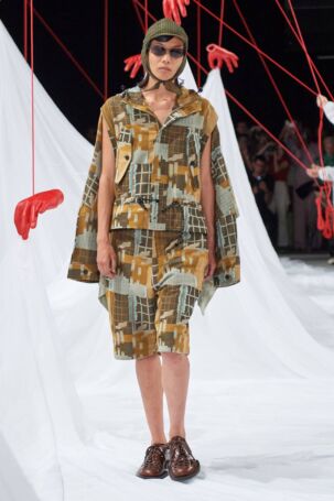 2/30 | Henrik Vibskov Spring 2025 | Photo: James Cochrane | Courtesy of Copenhagen Fashion Week Henrik Vibskov Spring 2025 | Photo: James Cochrane | Courtesy of Copenhagen Fashion Week