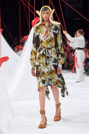 3/30 | Henrik Vibskov Spring 2025 | Photo: James Cochrane | Courtesy of Copenhagen Fashion Week Henrik Vibskov Spring 2025 | Photo: James Cochrane | Courtesy of Copenhagen Fashion Week