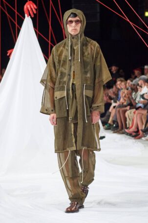 4/30 | Henrik Vibskov Spring 2025 | Photo: James Cochrane | Courtesy of Copenhagen Fashion Week Henrik Vibskov Spring 2025 | Photo: James Cochrane | Courtesy of Copenhagen Fashion Week