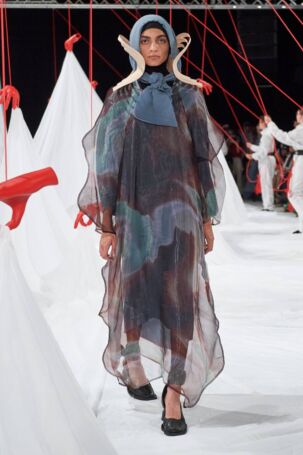 6/30 | Henrik Vibskov Spring 2025 | Photo: James Cochrane | Courtesy of Copenhagen Fashion Week Henrik Vibskov Spring 2025 | Photo: James Cochrane | Courtesy of Copenhagen Fashion Week