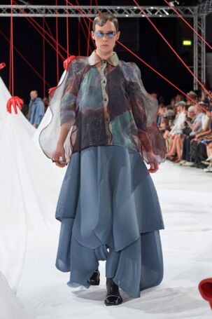 7/30 | Henrik Vibskov Spring 2025 | Photo: James Cochrane | Courtesy of Copenhagen Fashion Week Henrik Vibskov Spring 2025 | Photo: James Cochrane | Courtesy of Copenhagen Fashion Week