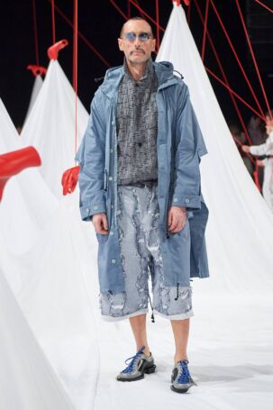 8/30 | Henrik Vibskov Spring 2025 | Photo: James Cochrane | Courtesy of Copenhagen Fashion Week Henrik Vibskov Spring 2025 | Photo: James Cochrane | Courtesy of Copenhagen Fashion Week