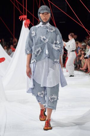 9/30 | Henrik Vibskov Spring 2025 | Photo: James Cochrane | Courtesy of Copenhagen Fashion Week Henrik Vibskov Spring 2025 | Photo: James Cochrane | Courtesy of Copenhagen Fashion Week