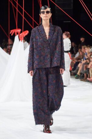 10/30 | Henrik Vibskov Spring 2025 | Photo: James Cochrane | Courtesy of Copenhagen Fashion Week Henrik Vibskov Spring 2025 | Photo: James Cochrane | Courtesy of Copenhagen Fashion Week