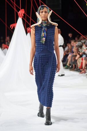 12/30 | Henrik Vibskov Spring 2025 | Photo: James Cochrane | Courtesy of Copenhagen Fashion Week Henrik Vibskov Spring 2025 | Photo: James Cochrane | Courtesy of Copenhagen Fashion Week