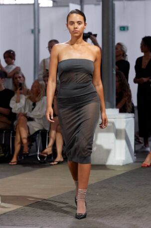 4/32 | HERSKIND Spring 2025 | Photo: James Cochrane | Courtesy of Copenhagen Fashion Week HERSKIND Spring 2025 | Photo: James Cochrane | Courtesy of Copenhagen Fashion Week